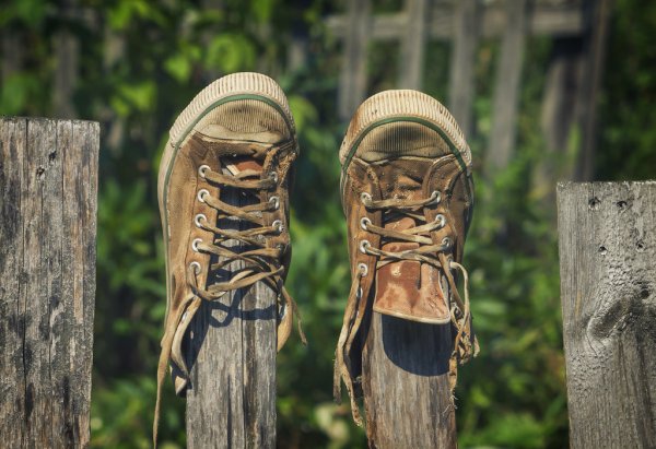 How to remove mud from hemp shoes